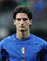 Marco Andreolli – Bek Tengah Berkelas yang Menjadi Pilar di Lini Pertahanan Klub Eropa dan Tim Nasional Italia