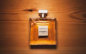 Parfum dengan Aroma Kayu (Woody) yang Maskulin dan Berkelas